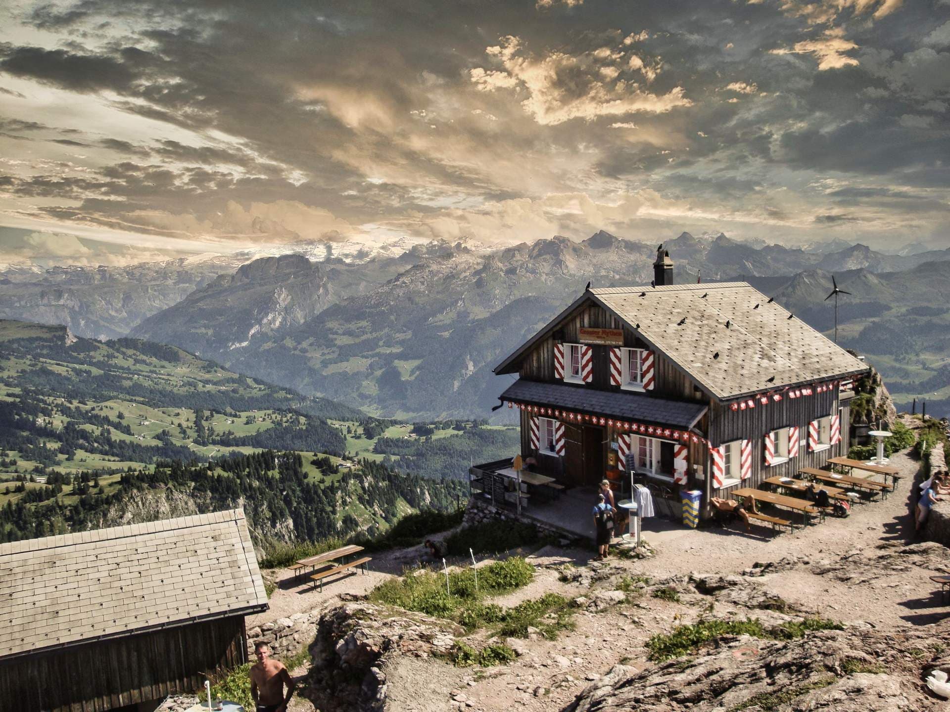 Crepuscolo su una valle alpina svizzera